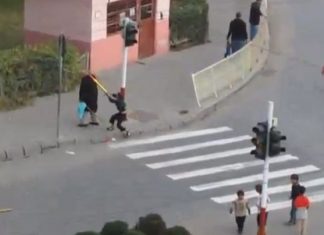 Copii de TIGANI ataca in plina strada un batran din Medias