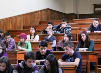 Elevii ROMANI ar putea sa fie OBLIGATI sa invete istoria TIGANILOR la scoala