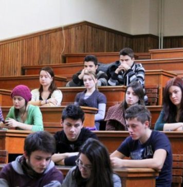 Elevii ROMANI ar putea sa fie OBLIGATI sa invete istoria TIGANILOR la scoala