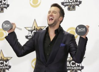 Luke Bryan castiga spectacolul anului la premiile ACM, spune ,,Multumesc lui Dumnezeu pentru sanatate” dupa recuperarea COVID