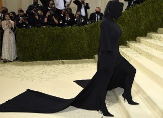 De ce look-ul lui Kim Kardashian este cel mai relevant al Galei MET 2021 (desi nimeni nu indrazneste sa o spuna)