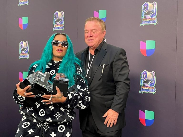 karol-g-si-bad-bunny-sunt-incoronati-la-premios-juventud.jpg