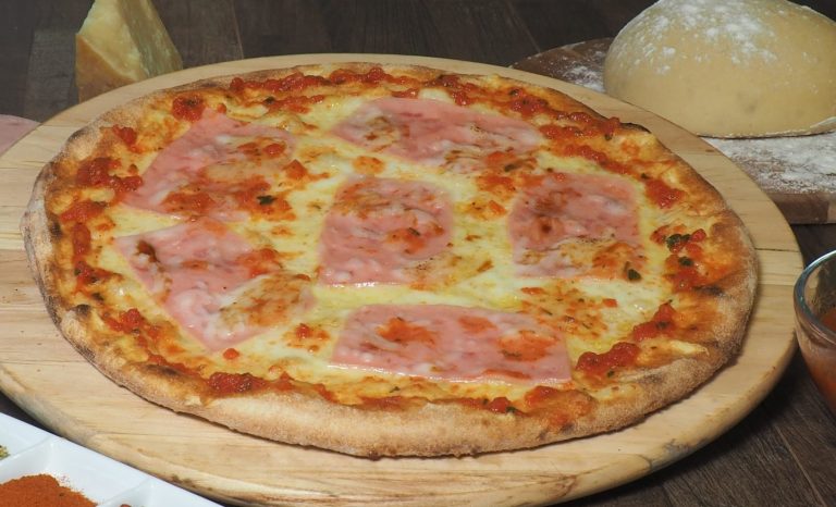 pizza-cu-sunca.jpg