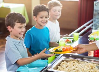 UE recomanda ca cel putin o masa sanatoasa pe zi sa primeasca copiii la scoala
