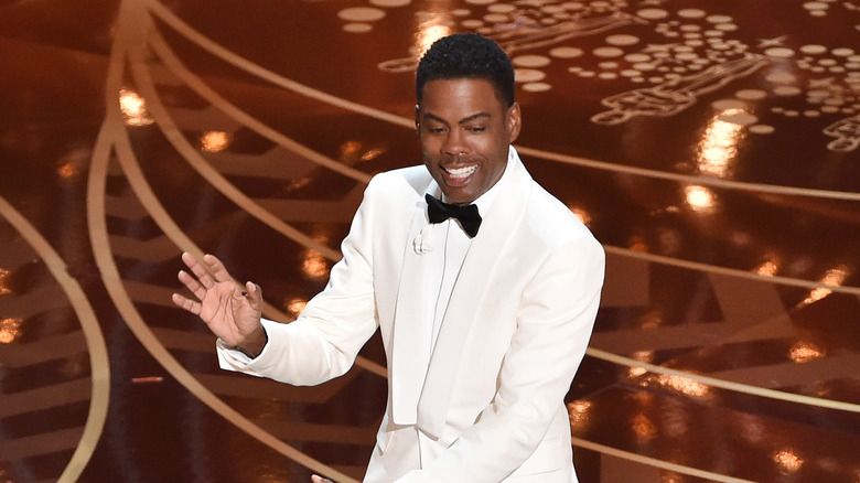 Chris Rock intinde mana