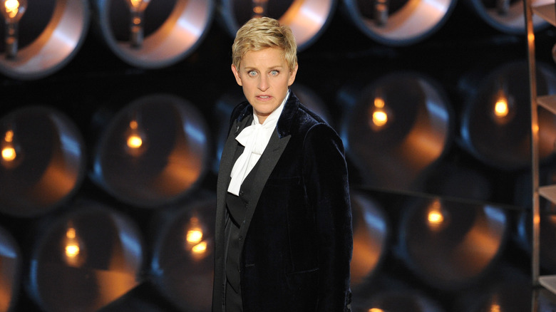 Ellen DeGeneres se uita la public