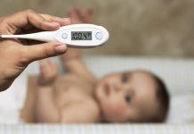 Care sunt cauzele frecvente ale febrei la sugari?