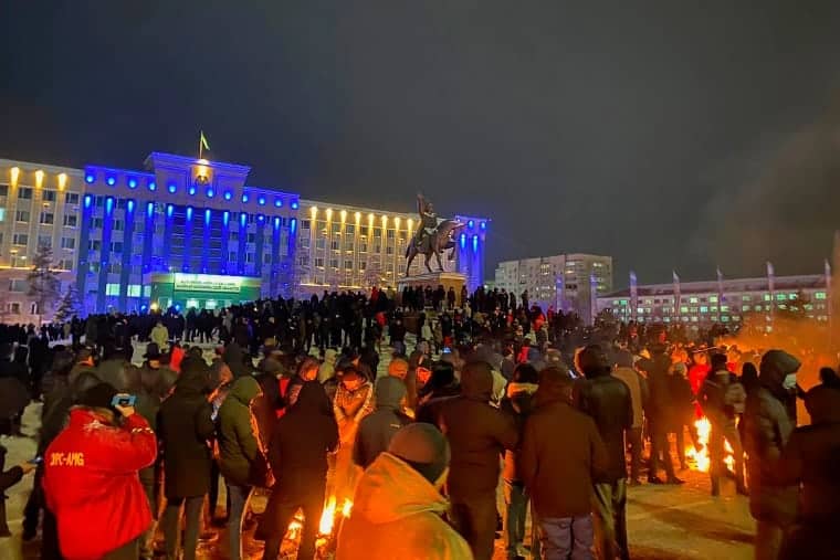 Protestatarii se aduna in Piata Centrala, Aktobe, in vestul Kazahstanului.
