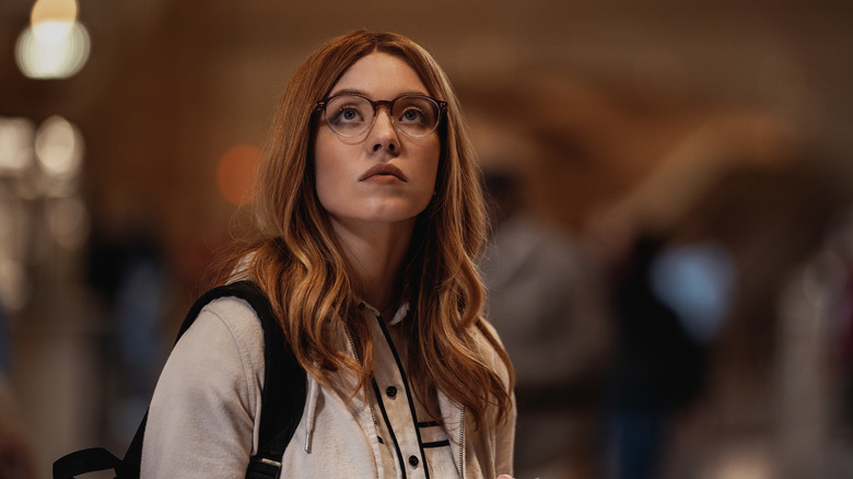 Julia cu ochelari privind in sus