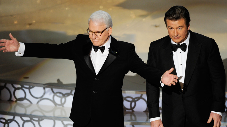 Steve Martin ii face semn lui Alec Baldwin